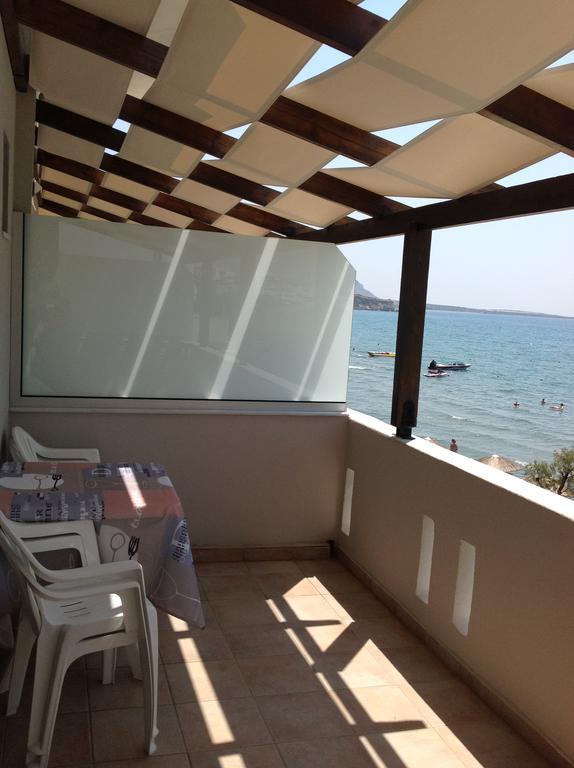 Eva Rooms Makrýgialos Екстериор снимка